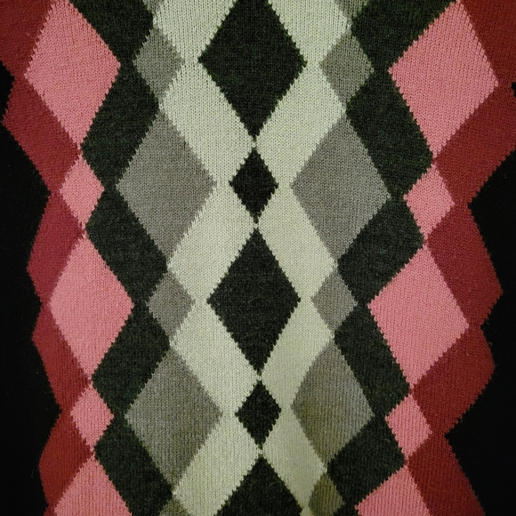 Pink gray black vneck sweater with vertical front diamond design - Picture 3 of 4